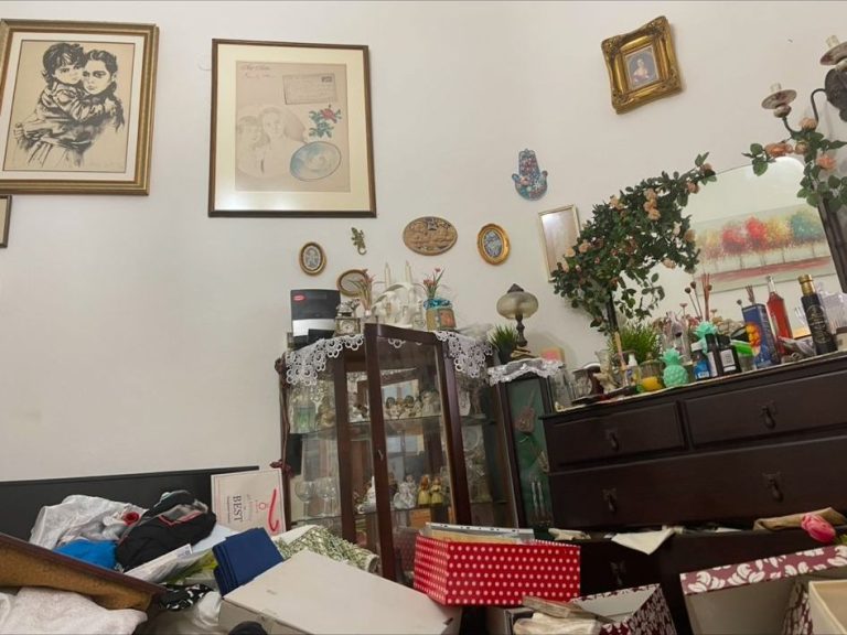 סלון בדירת ירושה עמוס בתכולה לפני פינוי